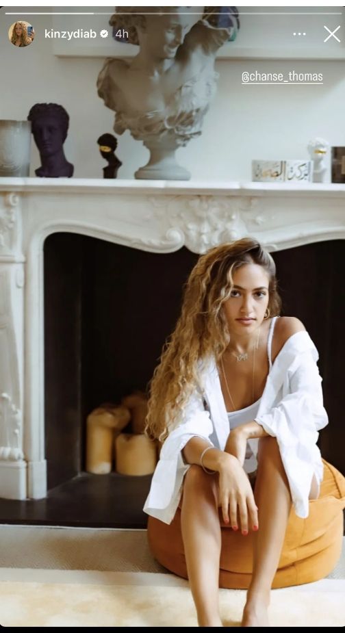 كنزي عمرو دياب بالشورت الابيض هتجننك – شاهد