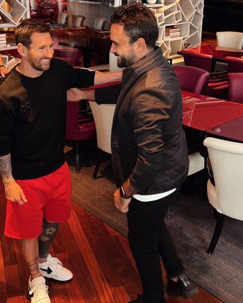 شاهد .. نادر الأتات يلتقي لونيل ميسي في باريس.. ويعلق: "المعلِّم ميسي بمَسي عليكن"