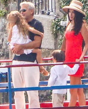 شاهد .. جورج كلوني يقاضي صحافي بعدما سرّب هذه الصورة لتوأمه