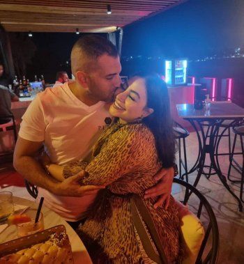 شاهد .. بالأحضان والقبلات..بوسي تنفي انفصالها عن زوجها-بالصور