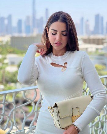 شاهد .. درة التونسية ومي عمر بالفستان نفسه.. والجمهور يقارن