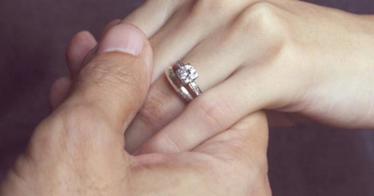 شاهد .. خاص- ممثلة سورية تعيش قصة حب مع منتج ومصدر يكشف للفن خطوبتهما سراً