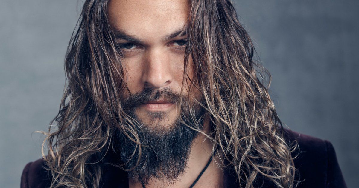 شاهد .. جايسون موموا يتخلى عن شعره الطويل الجذاب لهذا السبب-بالفيديو