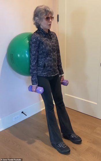 شاهد .. بالصور- جين فوندا تتغلب على مرضها بالتمارين الرياضية