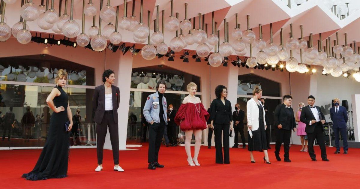 شاهد .. هيلاري كلينتون تطل بالقفصان وإيرينا شايك بفستان منسدل.. إليكم أبرز إطلالات النجمات في مهرجان فينيسيا