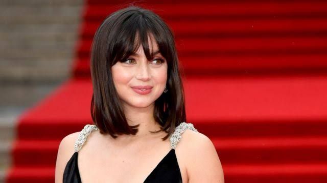 سبب بكاء آنا دي أرماس في مهرجان فينيسيا