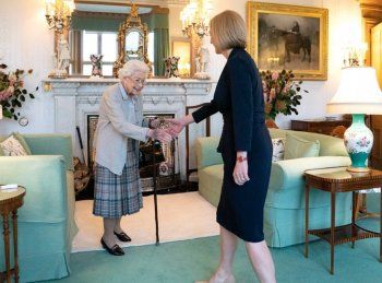 شاهد .. الصورة الأخيرة للملكة اليزابيث قبل وفاتها