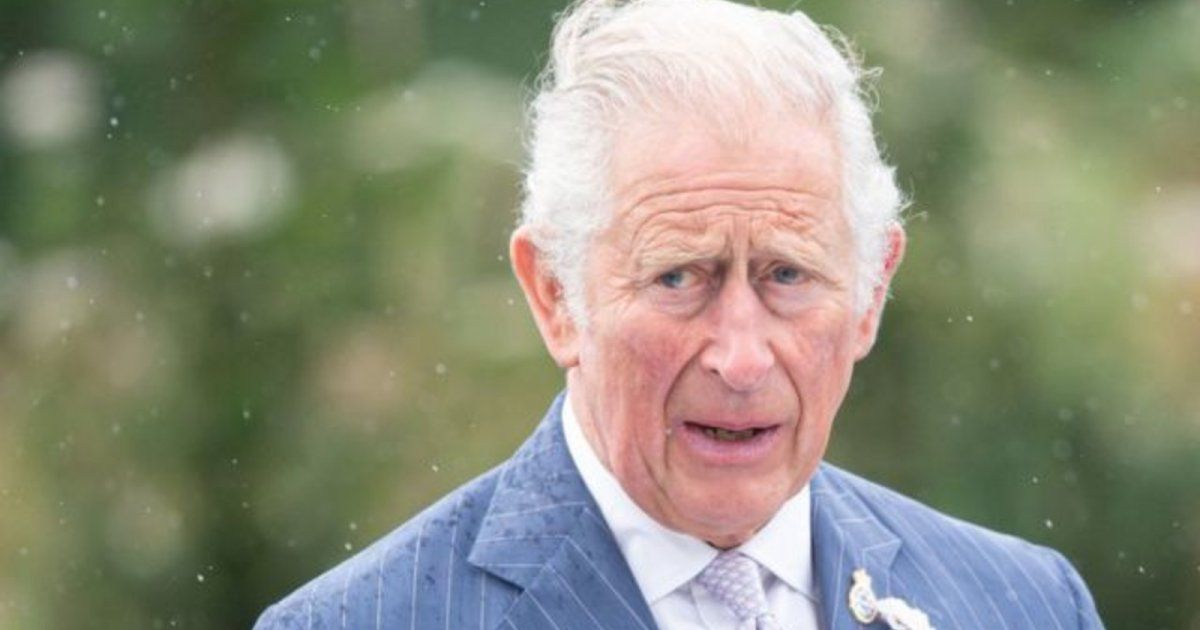 شاهد .. الملك تشارلز يغادر بالمورال إلى لندن والأمير هاري يعود بطائرة مدنية