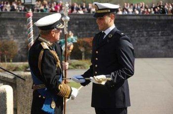 شاهد .. لبناني متفوّق تسلّم بجدارة سيف الملكة الراحلة إليزابيث