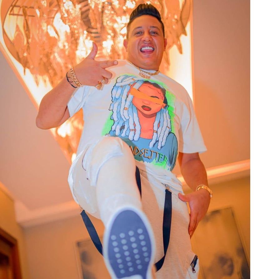 حمو بيكا بيرفع الجزمة – و الجمهور نفخه