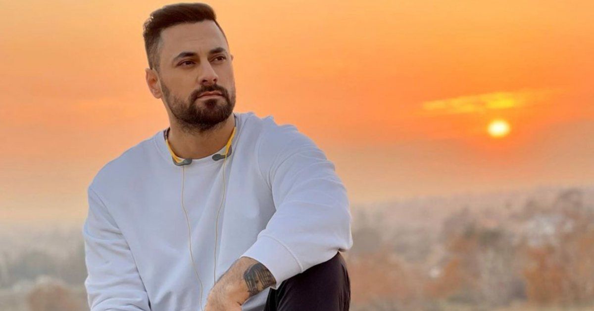 شاهد .. هادي أسود يغني للأطباء في المستشفى بعد صحوته من العملية الجراحية