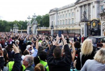 شاهد .. آلاف البريطانيين يعزون الملك تشارلز وعقيلته قبيل دخوله قصر باكينغهام-بالصور والفيديو
