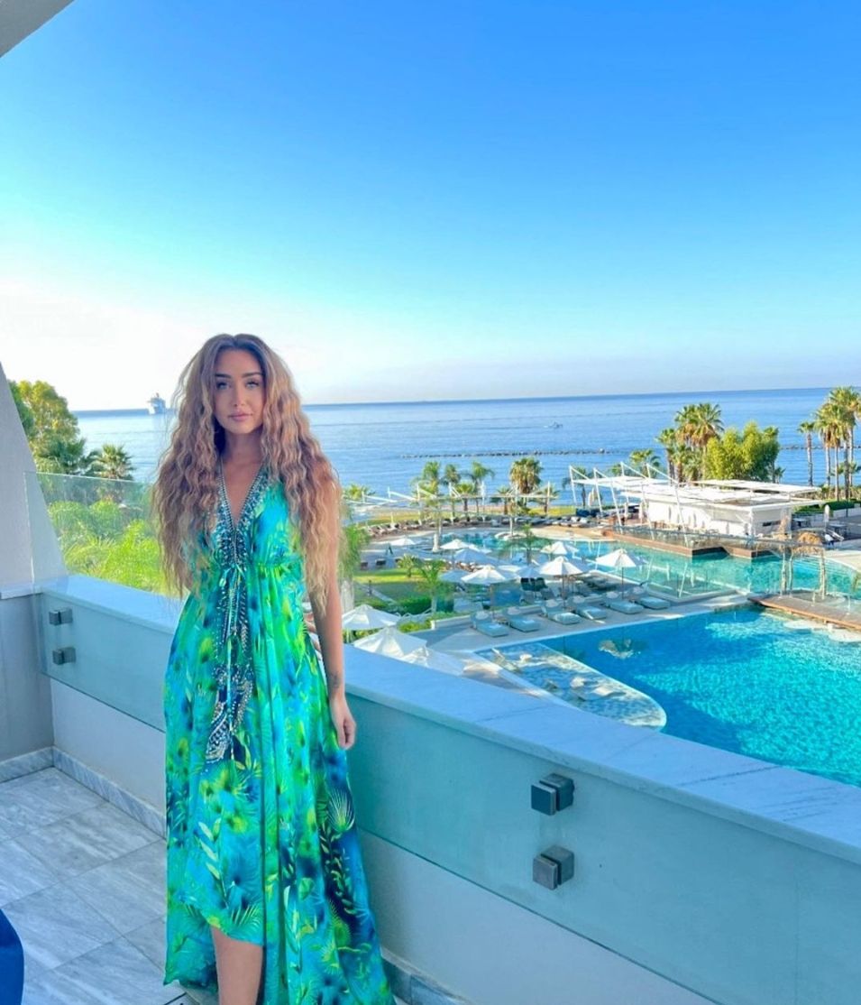 بإطلالة صيفية – هنا الزاهد عروس البحر المتوسط : شاهد