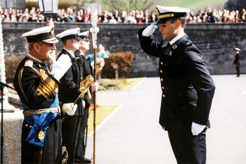 شاهد .. لبناني متفوّق تسلّم بجدارة سيف الملكة الراحلة إليزابيث