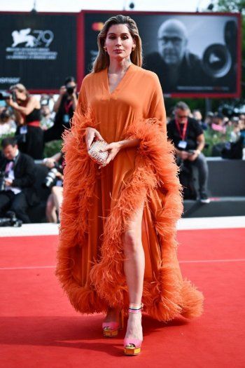 شاهد .. هيلاري كلينتون تطل بالقفصان وإيرينا شايك بفستان منسدل.. إليكم أبرز إطلالات النجمات في مهرجان فينيسيا