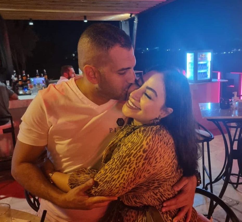 بالقُبلات والأحضان .. بوسي ترد على شائعات إنفصالها عن زوجها – شاهد