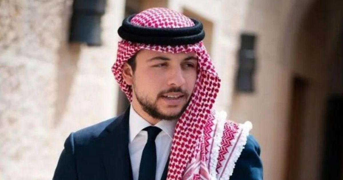 شاهد .. ولي عهد الأردن في قعدة عربية بمنزل الطالبة ذكى الحراحشة لتهنئتها على تفوقها-بالصور