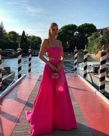 شاهد .. هيلاري كلينتون تطل بالقفصان وإيرينا شايك بفستان منسدل.. إليكم أبرز إطلالات النجمات في مهرجان فينيسيا