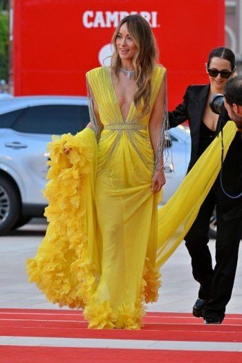 شاهد .. هيلاري كلينتون تطل بالقفصان وإيرينا شايك بفستان منسدل.. إليكم أبرز إطلالات النجمات في مهرجان فينيسيا