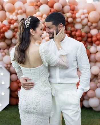 شاهد .. بيرك أوكتاي وبطلة "على مر الزمان" يحتفلان بزواجهما بثلاث إطلالات مختلفة