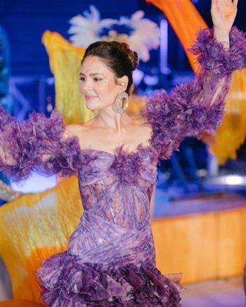 شاهد .. بيرك أوكتاي وبطلة "على مر الزمان" يحتفلان بزواجهما بثلاث إطلالات مختلفة