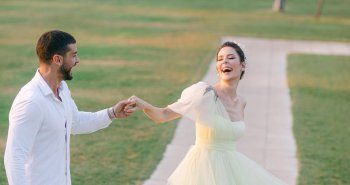 شاهد .. بيرك أوكتاي وبطلة "على مر الزمان" يحتفلان بزواجهما بثلاث إطلالات مختلفة