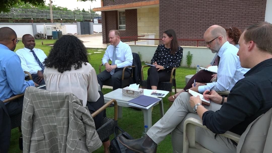 الدكتور الهادي أدريس يستقبل السفير الأمريكي ووفد الكونغرس الأمريكي بمنزله