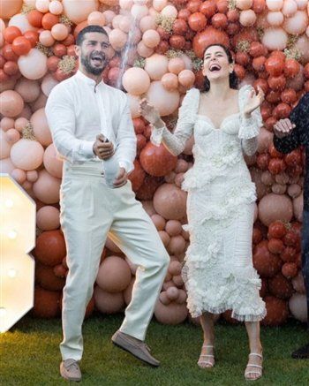 شاهد .. بيرك أوكتاي وبطلة "على مر الزمان" يحتفلان بزواجهما بثلاث إطلالات مختلفة