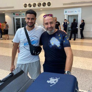 شاهد .. هذا ما قاله وسام الأمير في وداع ابنه من المطار-بالصورة