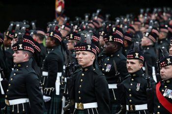 شاهد .. نعش الملكة إليزابيث يصل إلى قصر هوليرود هاوس في إدنبرة والجماهير يحتشدون-بالصور