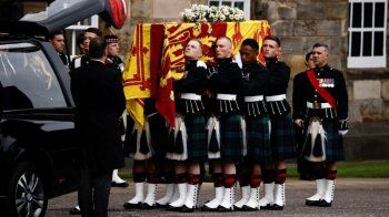 شاهد .. نعش الملكة إليزابيث يصل إلى قصر هوليرود هاوس في إدنبرة والجماهير يحتشدون-بالصور