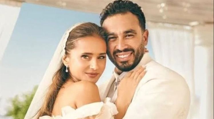 زوج نيللي كريم لبس طاقية الإخفا والكل بيدور عليه