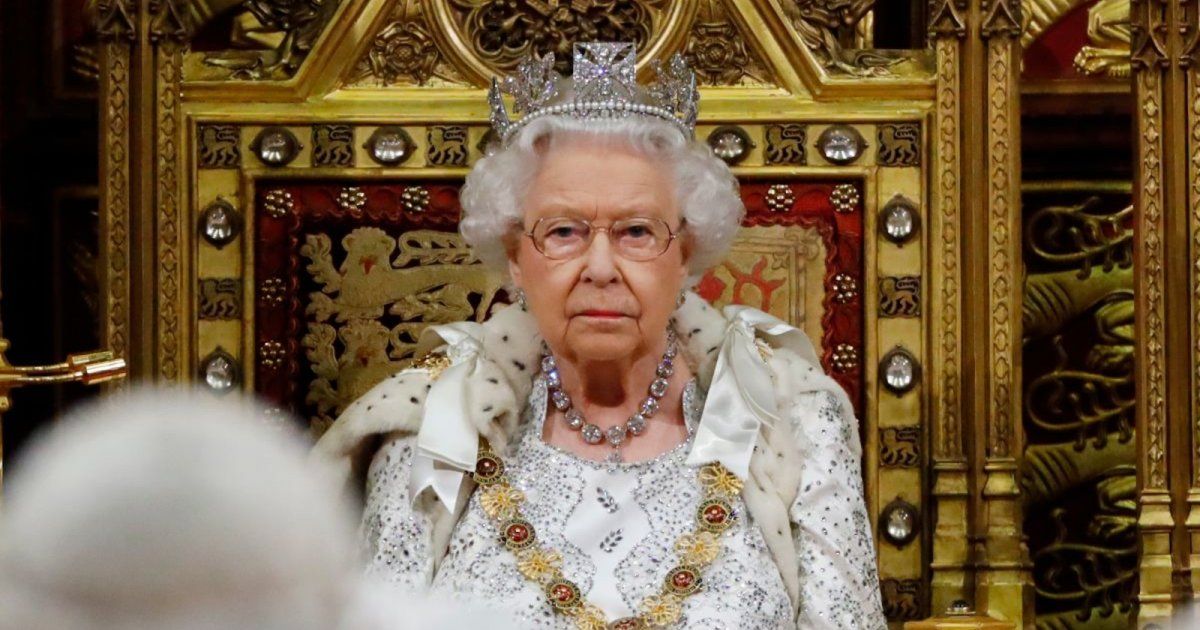 شاهد .. نعش الملكة إليزابيث يصل إلى قصر هوليرود هاوس في إدنبرة والجماهير يحتشدون-بالصور