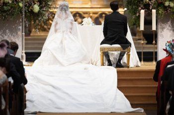 شاهد .. القصر الملكي البلجيكي يحتفل بزفاف ابنة شقيقة الملك فيليب من شاب بريطاني