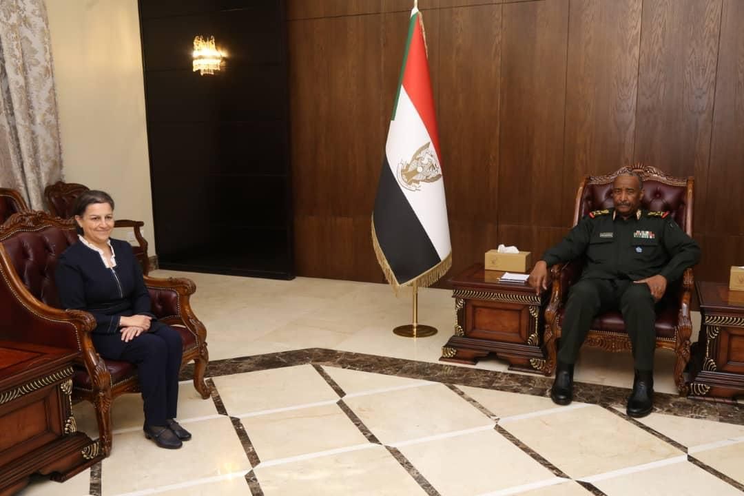 البرهان يؤكد رغبة السودان في التعاون مع فرنسا