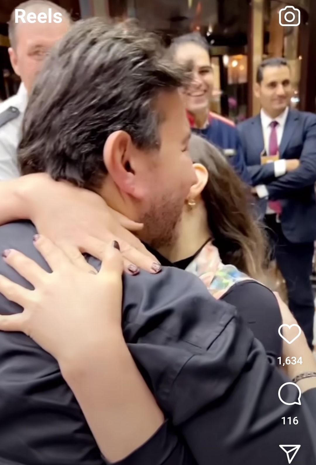 بوس و احضان قدام مراته – البنات مش قادرة تقاوم ” هاني شاكر ” – فيديو