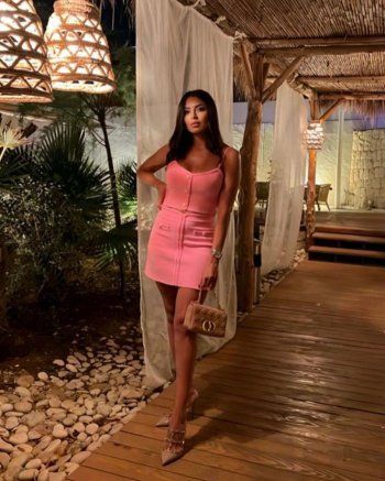 شاهد .. بالصور - أمل بوشوشة بإطلالة رائعة باللون الوردي كم يبلغ سعر حقيبة يدها؟