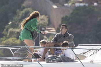 شاهد .. مشاهد من خلاف شاكيرا وبيكيه الذي أدى الى طلاقهما .. تشاجرا أمام طفليهما