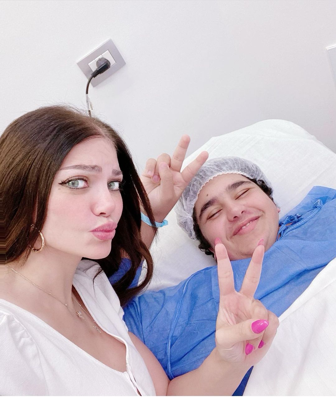 بالصور – نجل ياسمين الخطيب يدخل غرفة العمليات