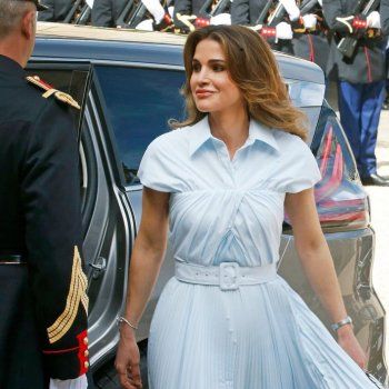 شاهد .. هذا اللون الراقي تعتمده الملكة رانيا في المناسبات المهمة.. شاهدي طريقتها في تنسيقه