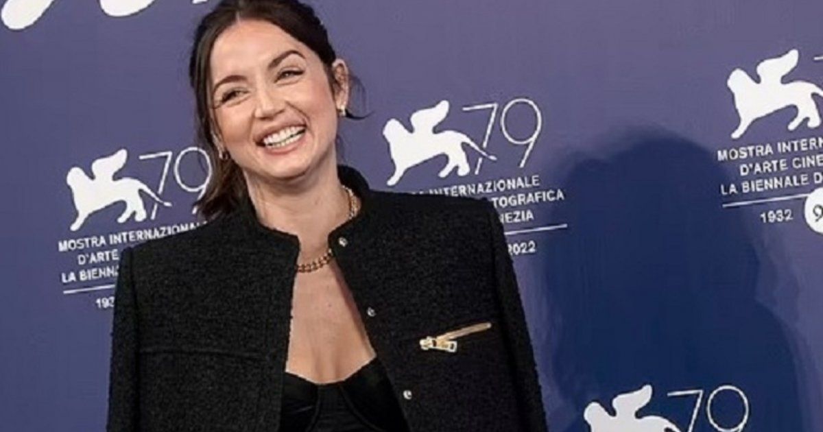 شاهد .. بالصورة - آنا دي أرماس تتألق على السجادة الحمراء بفستان معدني خلال العرض الأول لفيلم بلوند