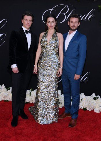 شاهد .. بالصورة - آنا دي أرماس تتألق على السجادة الحمراء بفستان معدني خلال العرض الأول لفيلم بلوند