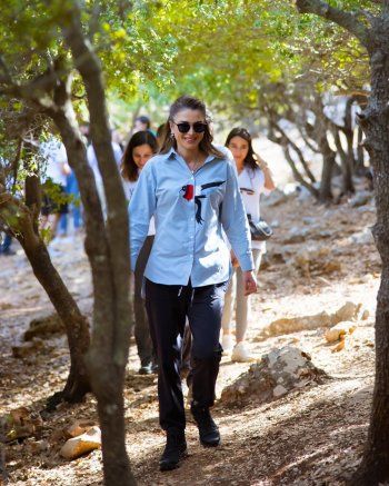 شاهد .. هذا اللون الراقي تعتمده الملكة رانيا في المناسبات المهمة.. شاهدي طريقتها في تنسيقه