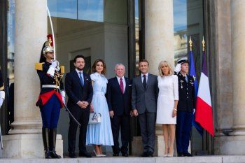 شاهد .. هذا اللون الراقي تعتمده الملكة رانيا في المناسبات المهمة.. شاهدي طريقتها في تنسيقه