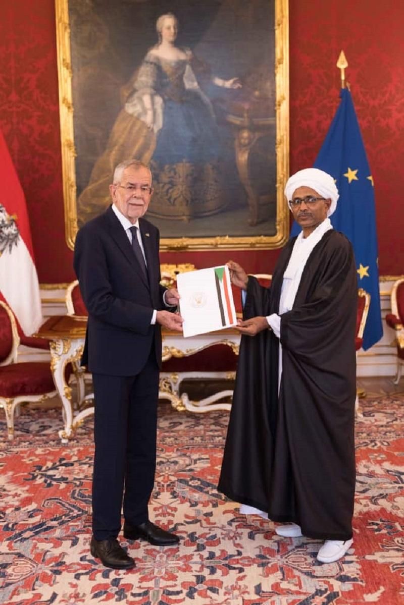 مفضل يقدم أوراق أعتماده سفيرا الي رئيس جمهورية النمسا