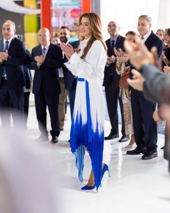 شاهد .. هذا اللون الراقي تعتمده الملكة رانيا في المناسبات المهمة.. شاهدي طريقتها في تنسيقه