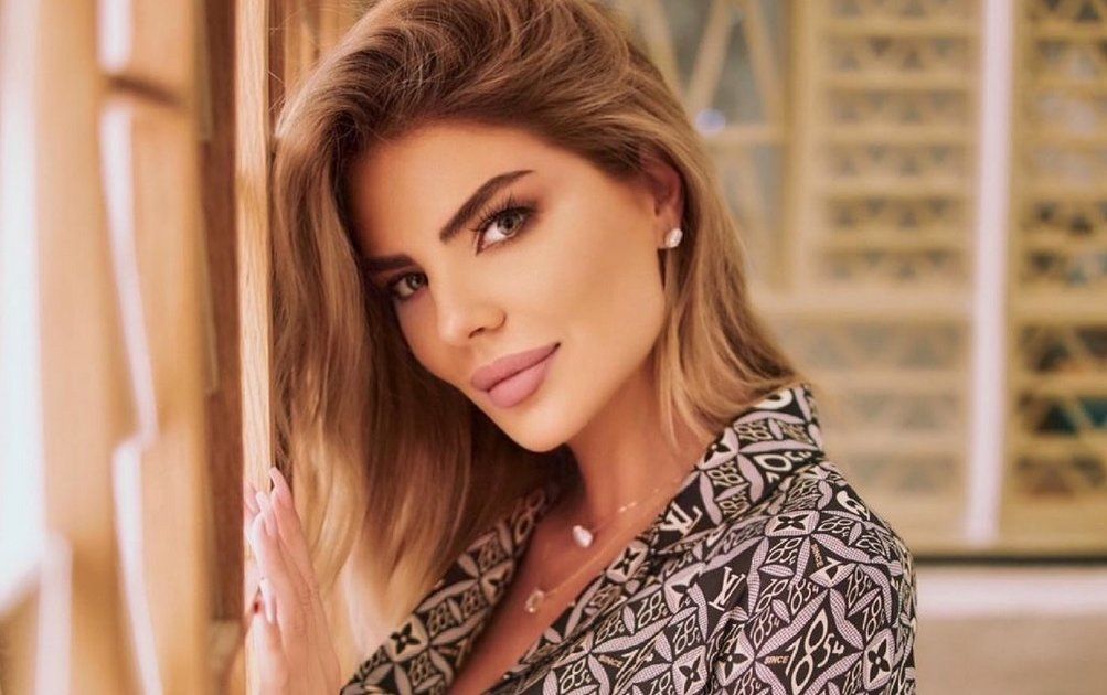 شاهد .. إستوحي أجمل إطلالاتك العصرية من ساندرا رزق.. طريقة تنسيقها الملابس تعطيكي الثقة! - بالصور