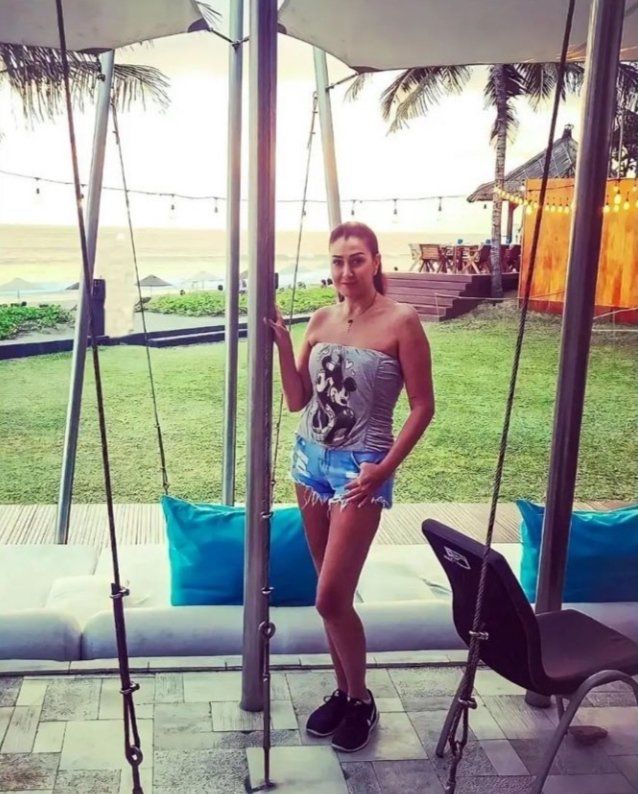 بالهوت شورت والكب .. غادة عبد الرازق بتعلم علي بنات العشرين – شاهد