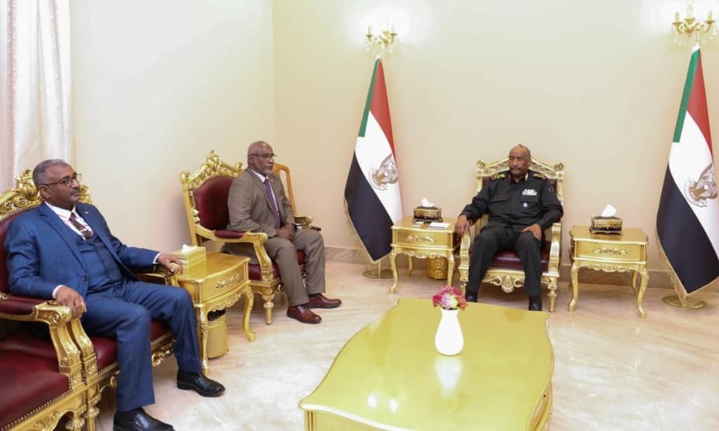 البرهان يشيد بآداء قطاع الإتصالات والتحول الرقمي ويوجه بتطويره