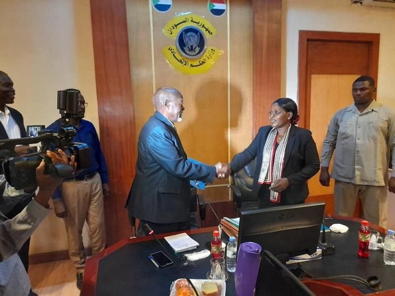 وزير الحكم الإتحادي يتسلم مهامه ودينار تودع العاملين